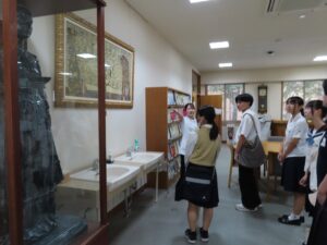 校内施設見学(図書室のナイチンゲール像)