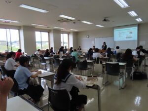授業見学(「看護と健康プロジェクト学習」発表会)