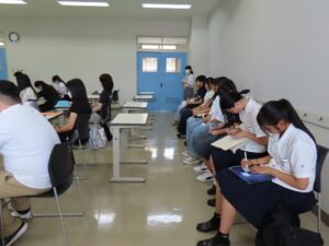 授業見学の様子(参加者が発表者へのコメントを記入)